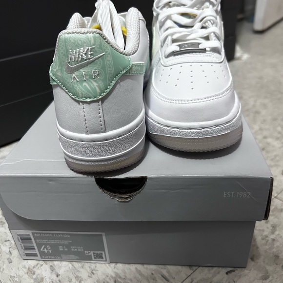 KIDS NIKE AIR FORCES LV8 (GS) White/Mint Foam-White-Phantom - Picture 4 of 6